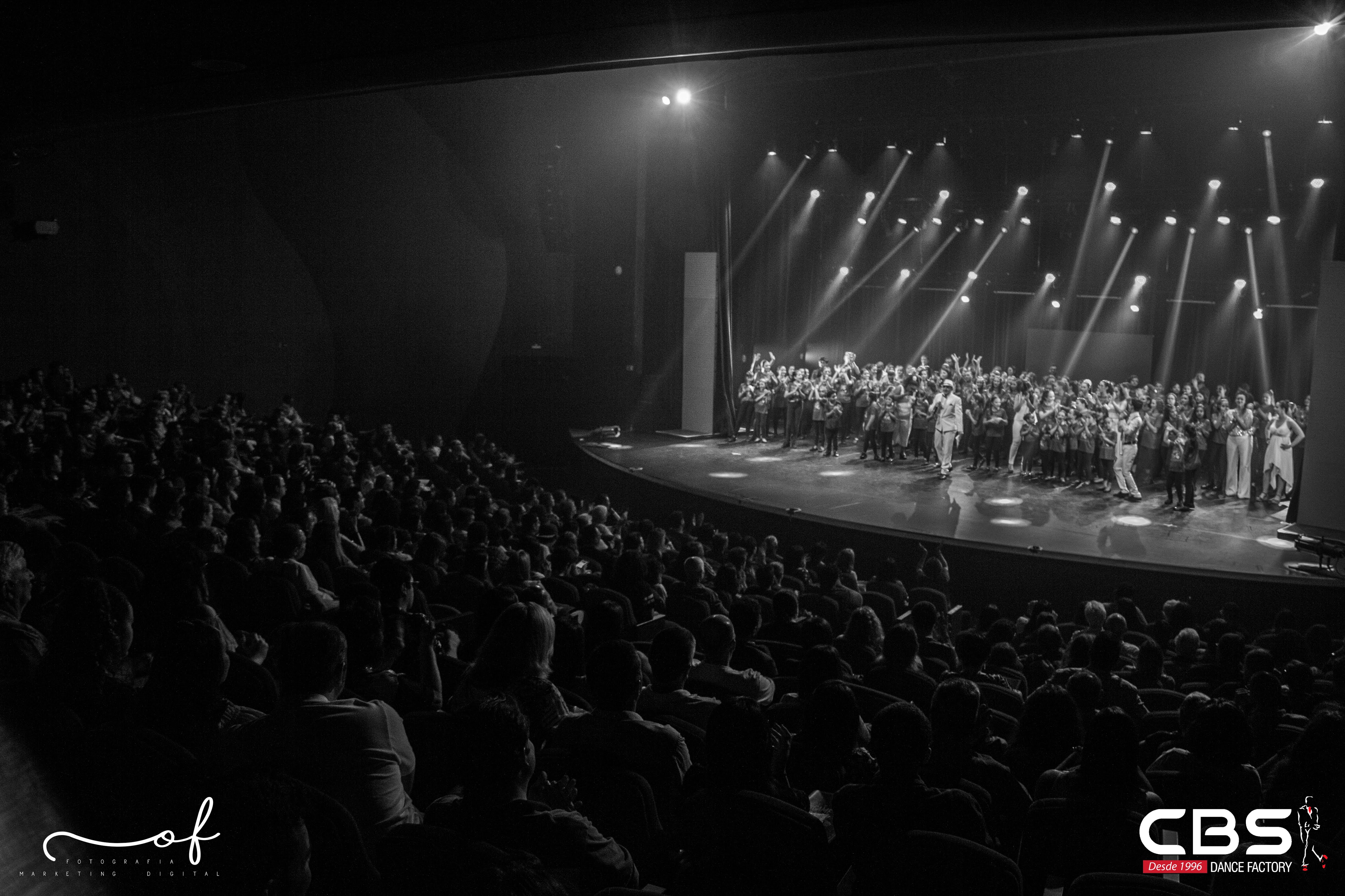 Bailarinos da CBS reunidos no palco ao final de um espetáculo