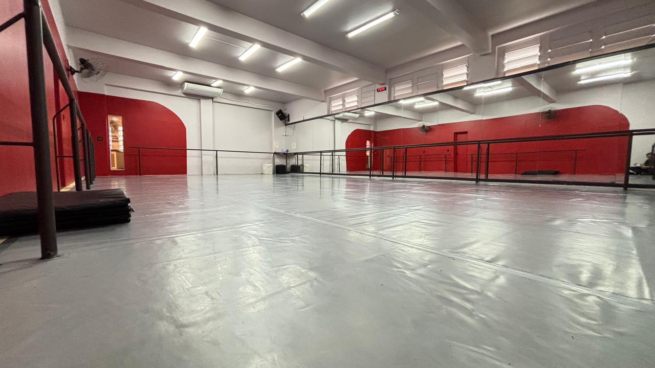 Sala de dança com espelhos e barras